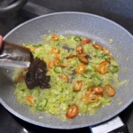 na patelni dusi się pokrojony por z plasterkami papryki chilli