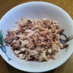 ugotowane i rozdrobnione mięso kurczaka w misce