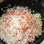 na patelni smażą się starte warzywa korzeniowe