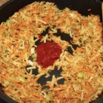 na patelni smażą się starte warzywa korzeniowe