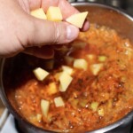 zimowa zupa jarzynowa gotuje się garnku