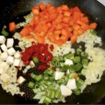 na patelni smażą się pokrojone drobno warzywa