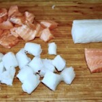 kawałki fileta z dorsza i łososia na desce kuchennej