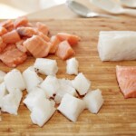 krojony w małe kawałki filet z łososia i filet z dorsza