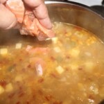 zupa rybna warzywami gotowanymi zagęszczana gotuje się w garnku