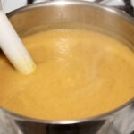 zupa rybna warzywami gotowanymi zagęszczana jest miksowana w garnku