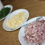 drobno pokrojona szynka, ser i dymka na talerzykach