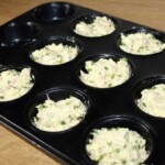 Babeczki na słono z szynką wędzoną i serem przed pieczeniem w foremkach