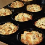 Babeczki na słono z szynką wędzoną i serem po upieczeniu