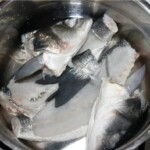 ogony i głowy ryb w garnku z wodą