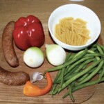 Chłopskie jadło czyli makaron z kiełbasą i papryką składniki