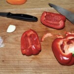 czerwona papryka pokrojona w duże kawałki