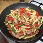 Chłopskie jadło czyli makaron z kiełbasą i papryką