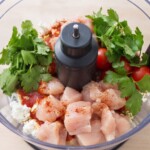 kawałki piersi kurczaka oraz aorta i feta w misce malaksera