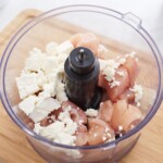 kawałki piersi z kurczaka i feta w misce malaksera