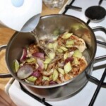 udka z kurczaka dusza się w garnku z warzywami