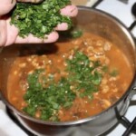 Duszone kurze udka z fasolą w pomidorach