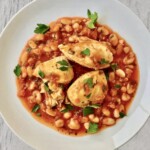 Duszone kurze udka z fasolą w pomidorach