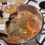 duszone kurze udka z fasolą gotują się w garnku