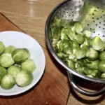 świeża brukselka w durszlaku