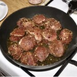 na patelni smażą się kawałki mięsa z indyka