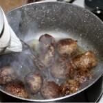 na patelni smażą się kawałki mięsa z indyka