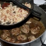 na patelni smażą się kawałki mięsa z indyka