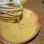 w drewnianej misce znajduje się ciasto na eskalopki