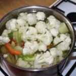 w garnku gotują się warzywa