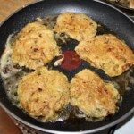 na patelni smażą się eskalopki cielęce