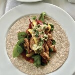 Fajitas drobiowa z warzywami TexMex na talerzu