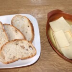 kromki chleba i plastry sera raclette