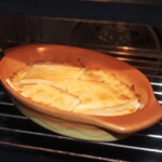 w małej kamionce wytapia się w piekarniku ser raclette
