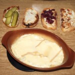 grzanki z raclette przygotowanie