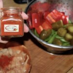 słoiczek czerwonej mielonej papryki w dłoni