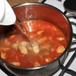 gulasz cygański z kurczaka gotuje się w garnku