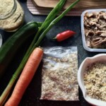 Kaczka smażona podana z kaszą i warzywami składniki