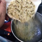 mieszanka ryżu i kasz wsypywana jest go garnka z gotująca się wodą