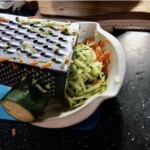 marchewka i cukinia w trakcie tarcia na tarce