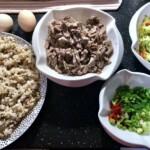 Kaczka smażona podana z kaszą i warzywami składniki