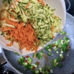 starta marchewka i cukinia wsypywana jest na patelnię