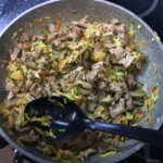 Kaczka smażona podana z kaszą i warzywami