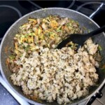 Kaczka smażona podana z kaszą i warzywami