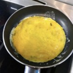 na patelni smaży się zwykły omlet jajeczny