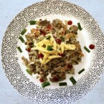 Kaczka smażona podana z kaszą i warzywami