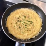 na patelni smaży się naleśnik (omlet)