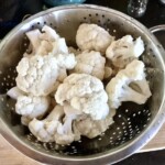 kalafior podzielony na różyczki leży w durszlaku