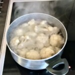 różyczka kalafiora górują się w dużym garnku