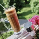 Kawa frappe mrożona w greckim stylu