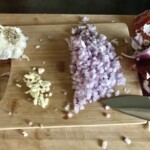 drobno posiekana czerwona cebula i czosnek